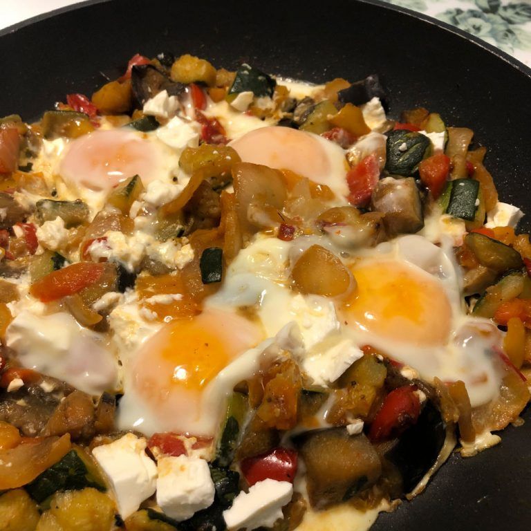 Verduritas con feta y huevos