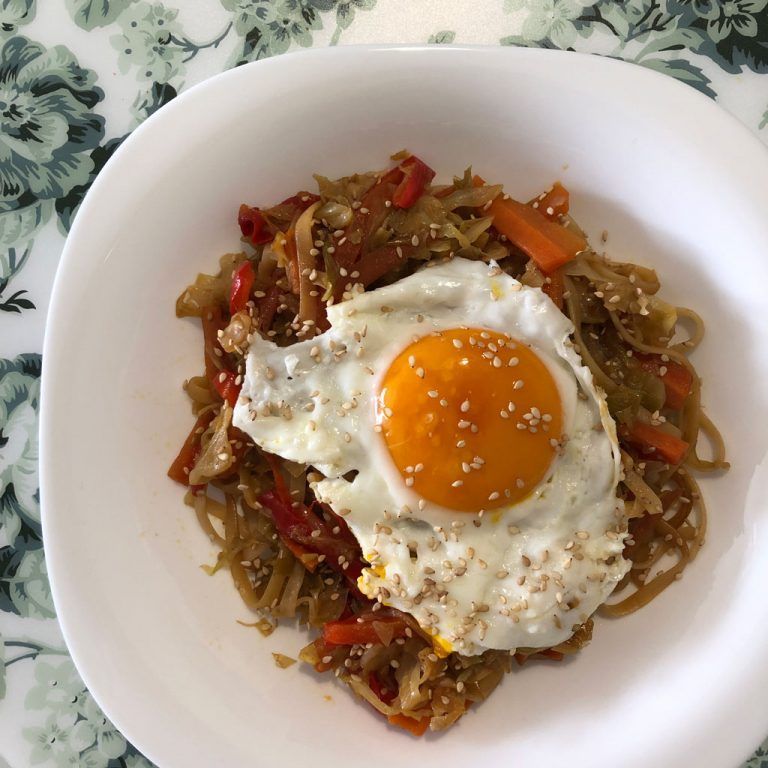 Verduritas con tallarines y huevo a la plancha