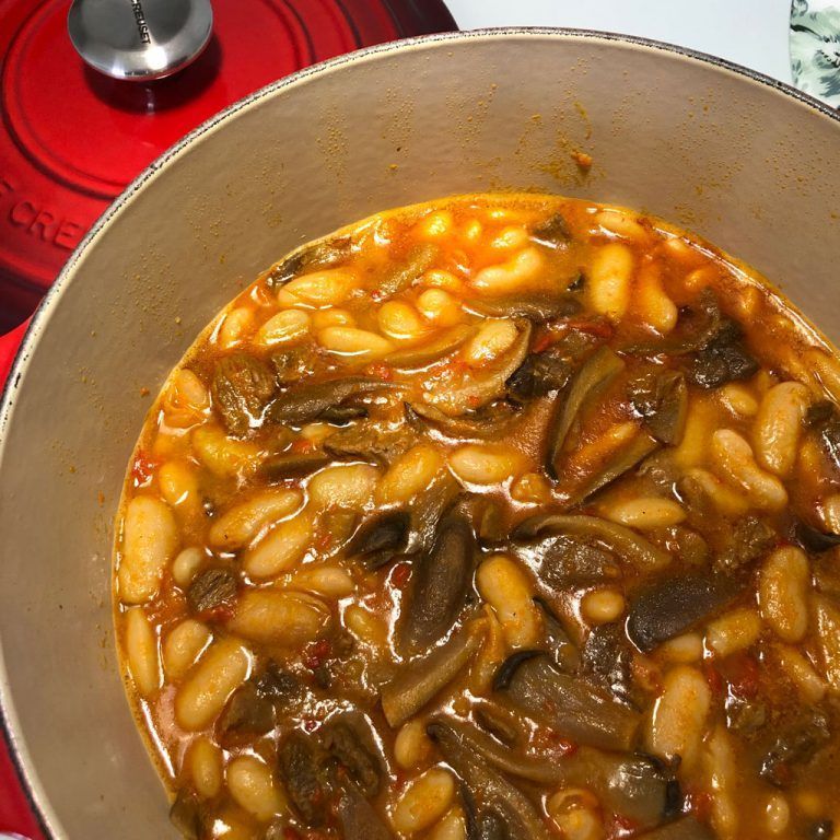 Guiso de alubias con setas y carne