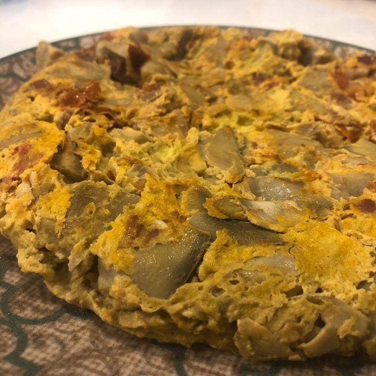 Tortilla de alcachofas, tomate y jamón