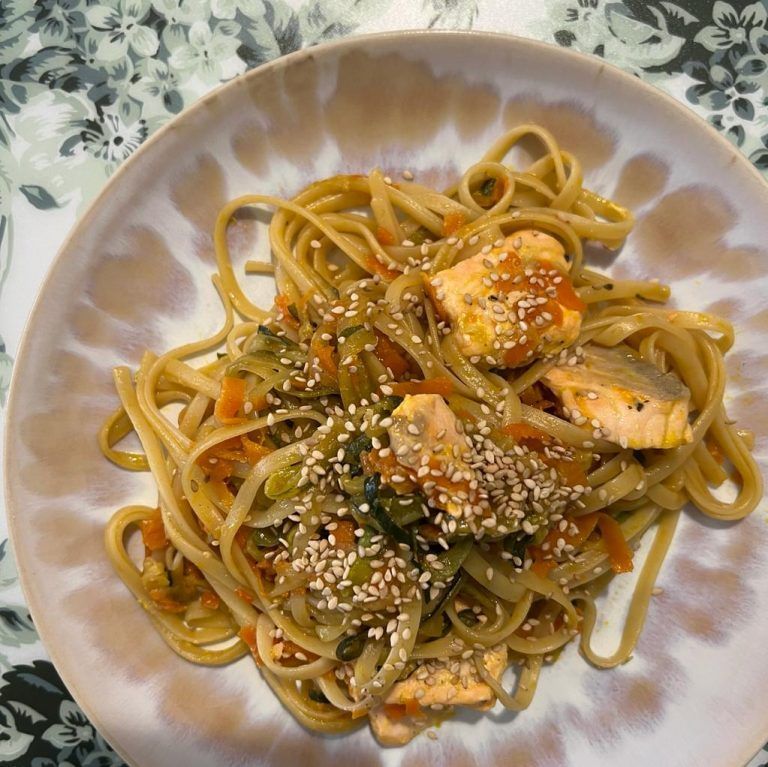 Espirales de verduras con tallarines y salmón