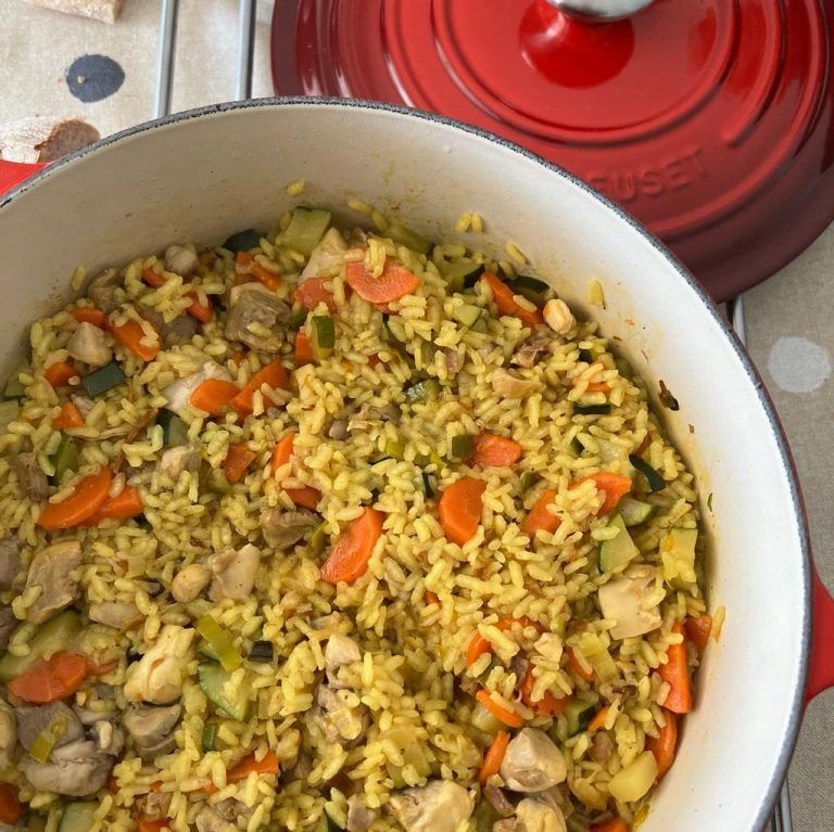 Arroz con pollo a la cúrcuma