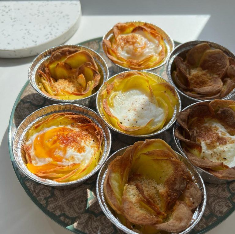 Flores de patata y huevos