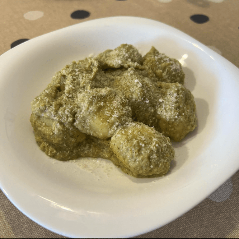 Ñoquis con salsa de brécol