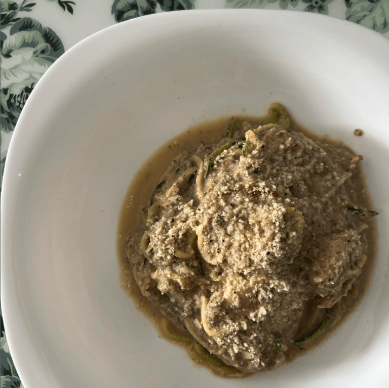 Pavo con salsa de champiñones y espirales de calabacín