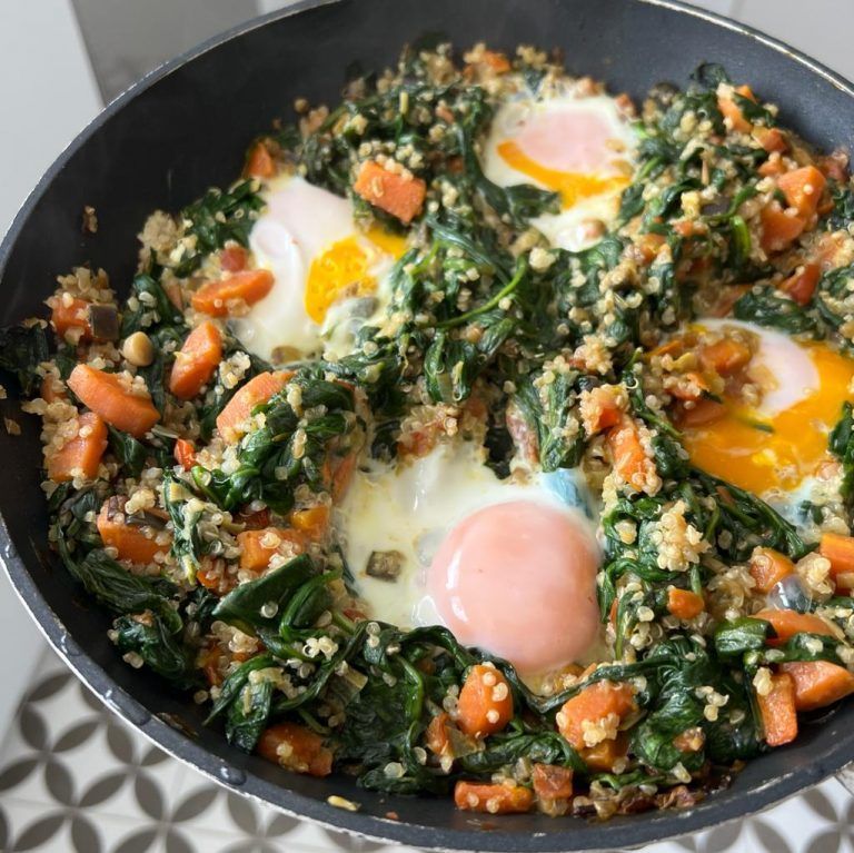 Espinacas con quinoa y huevos