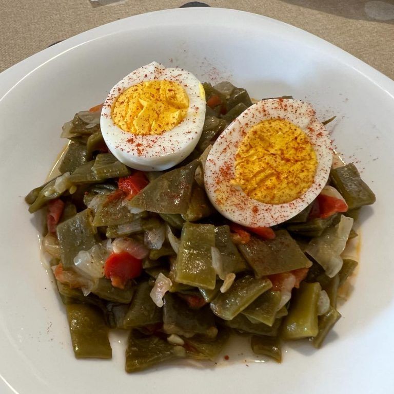 Judías pochadas con huevo