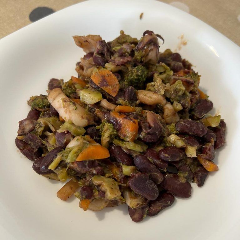 Alubias rojas con verduras y calamar
