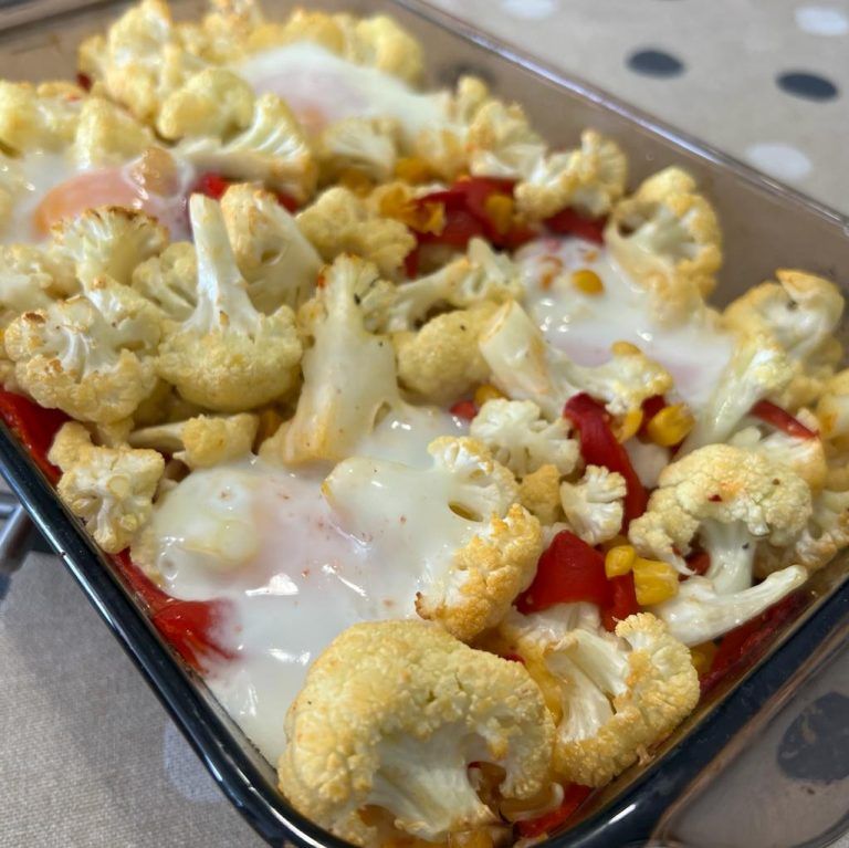 Coliflor con pimientos, maíz y huevos