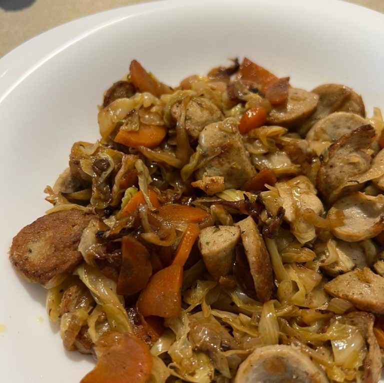 Verduras salteadas con salchichas