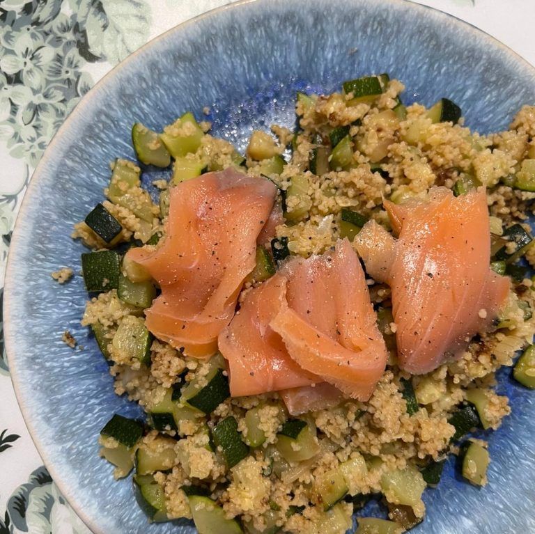 Salteado de calabacín y cuscús con salmón ahumado