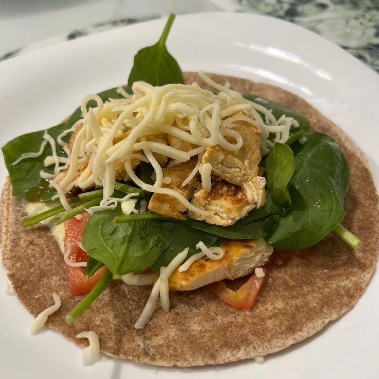 Wrap de pollo y espinacas con salsa de yogur