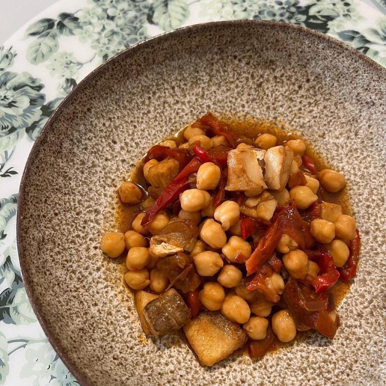 Potaje de garbanzos, pimientos y bacalao