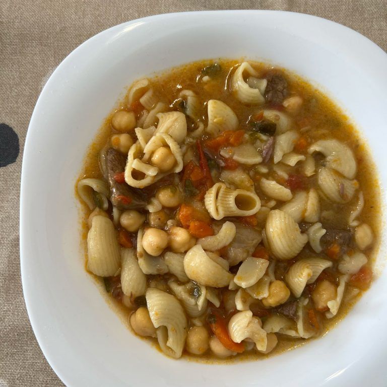Guiso de ternera, macarrones y garbanzos
