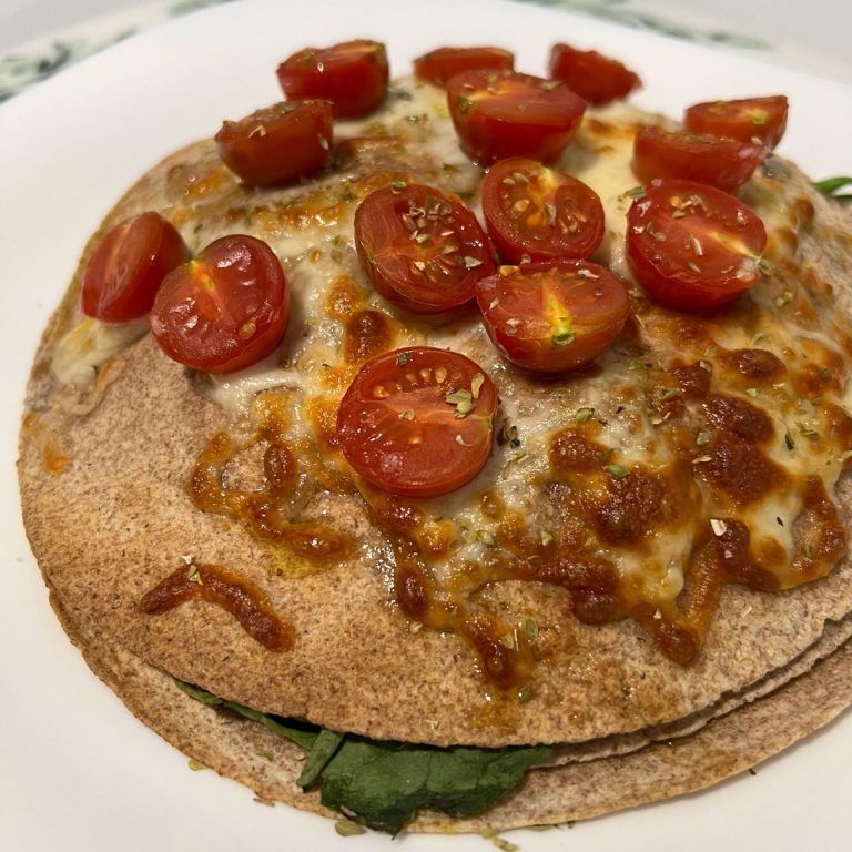 Tarta salada de espinacas, queso y atún