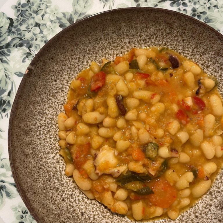 Guisito de alubias, verduras y pulpo