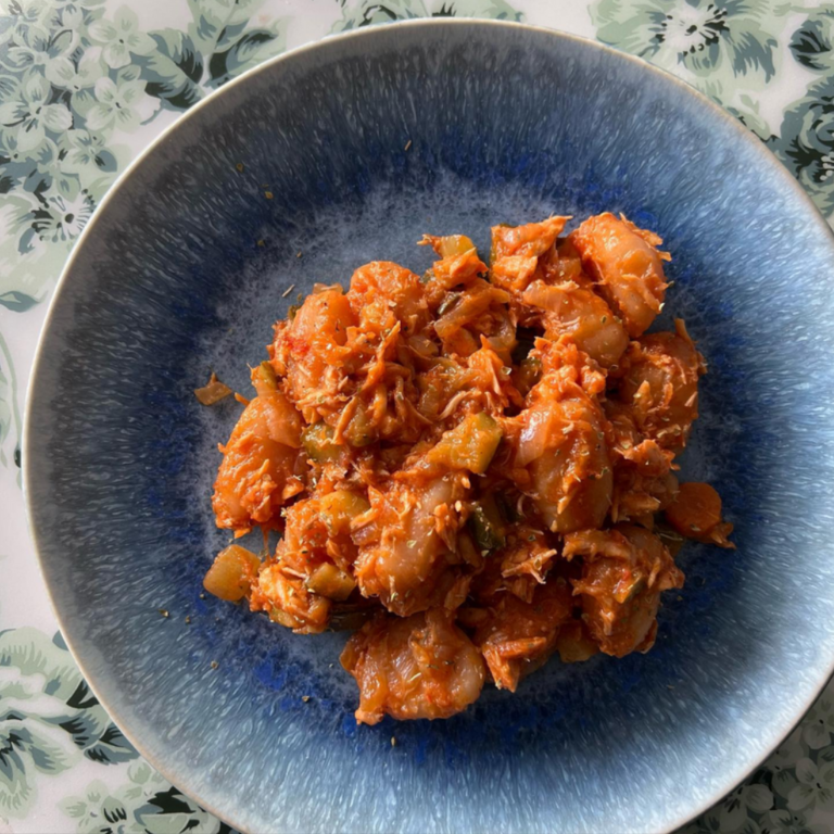 Ñoquis con salsa de verduritas, tomate y atún